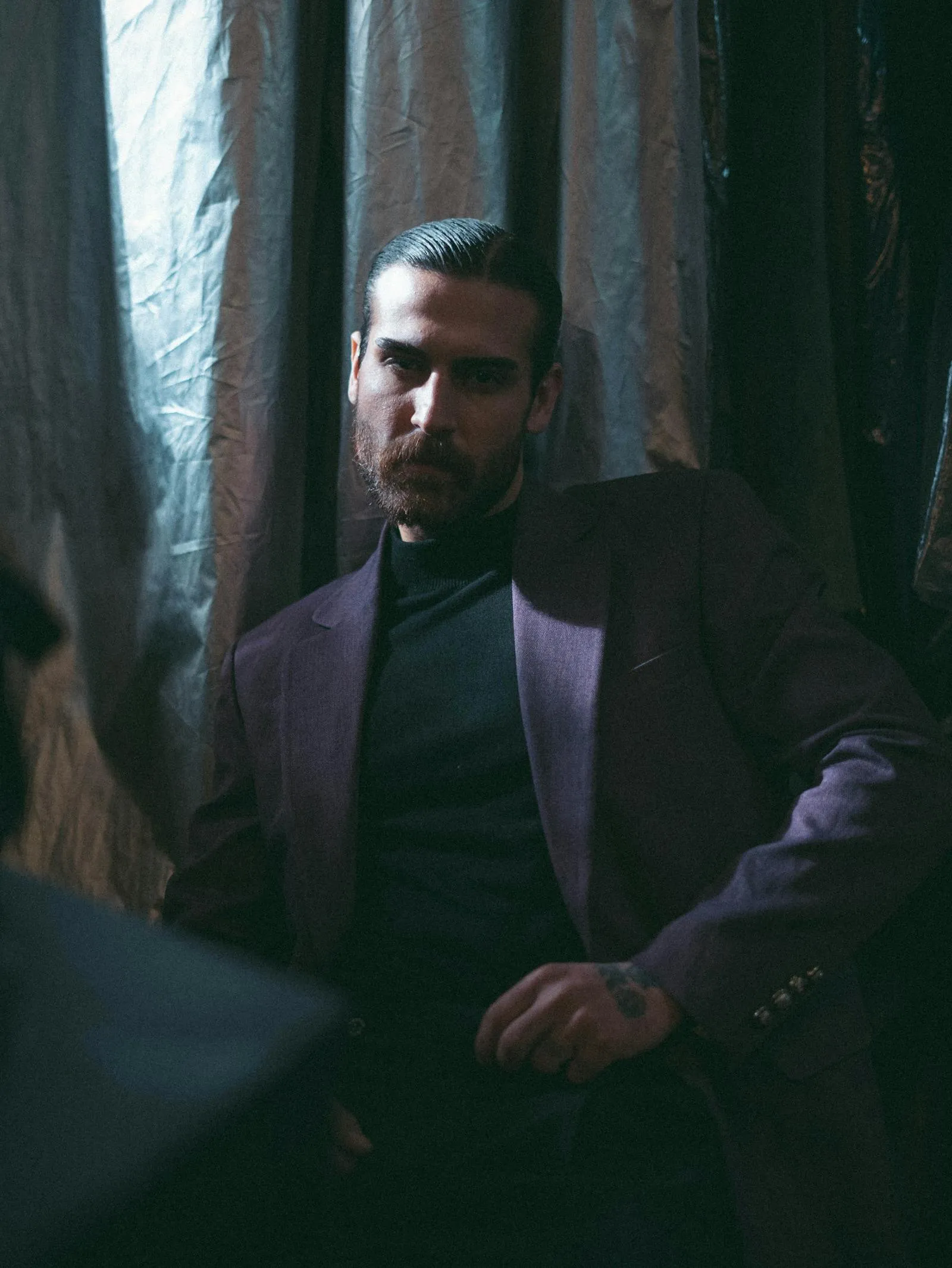 Киношный ИИ-портрет с глубокими тенями и атмосферной цветокоррекцией