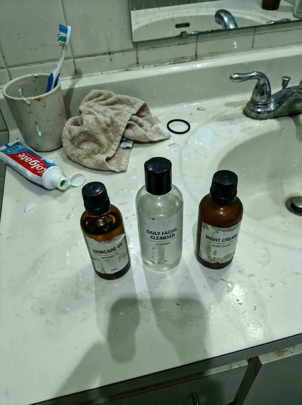 Три флакона ухода за кожей, снятые на телефон на столешнице в ванной