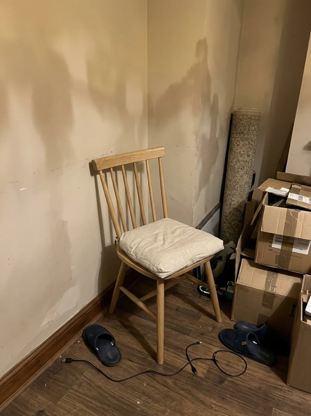 Дубовый обеденный стул, снятый на телефон в захламлённой гостиной