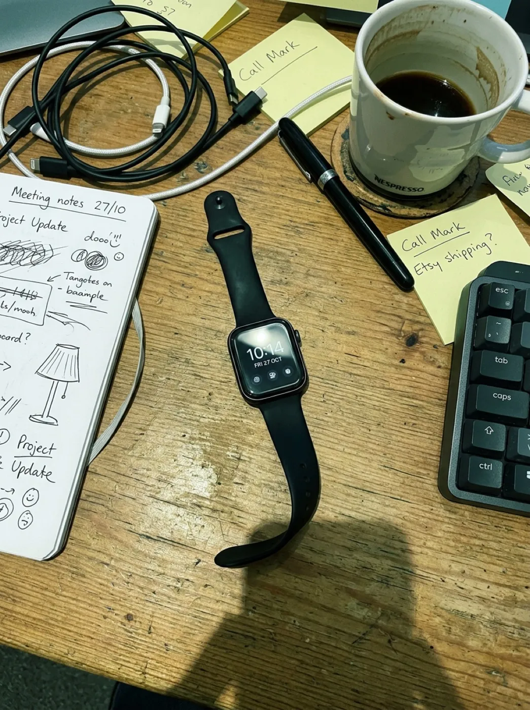 Минималистичные смарт-часы, снятые на телефон на рабочем столе