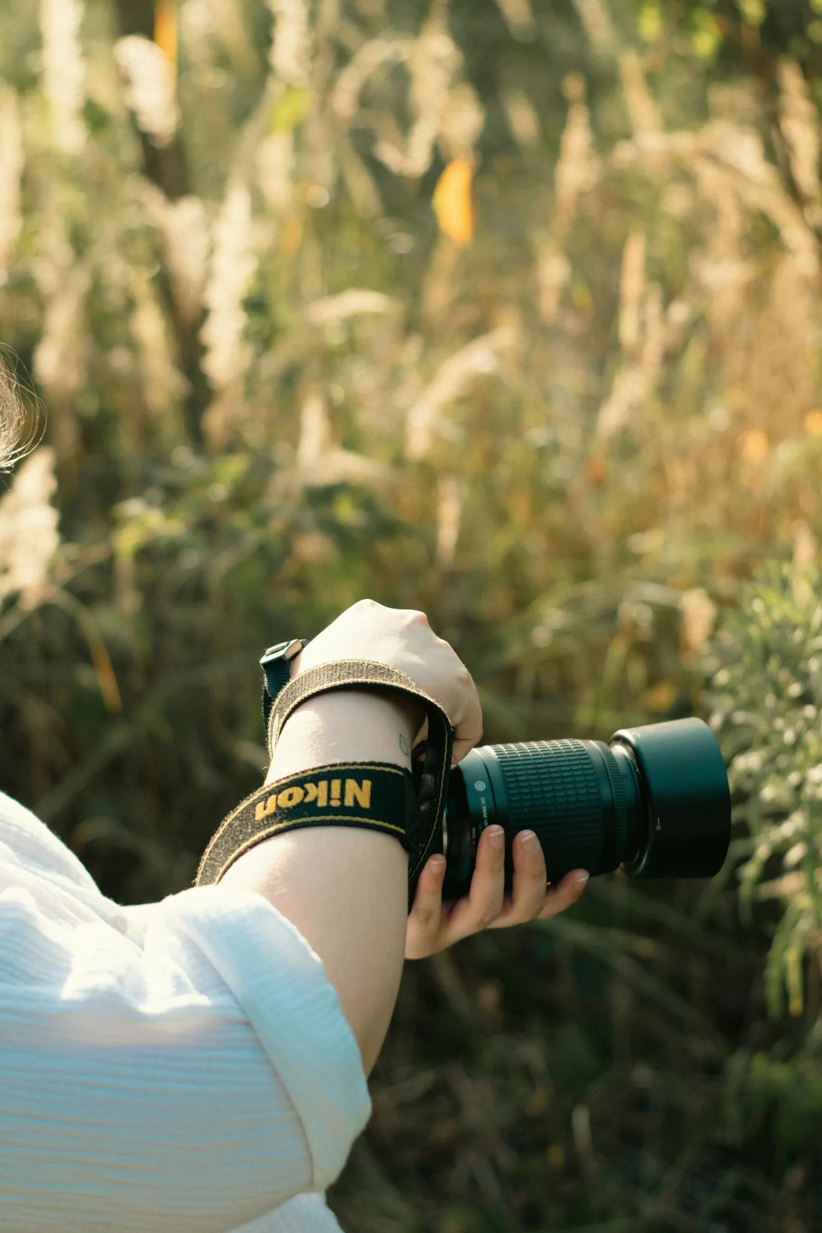 Фотограф снимает модель во время живой фотосессии