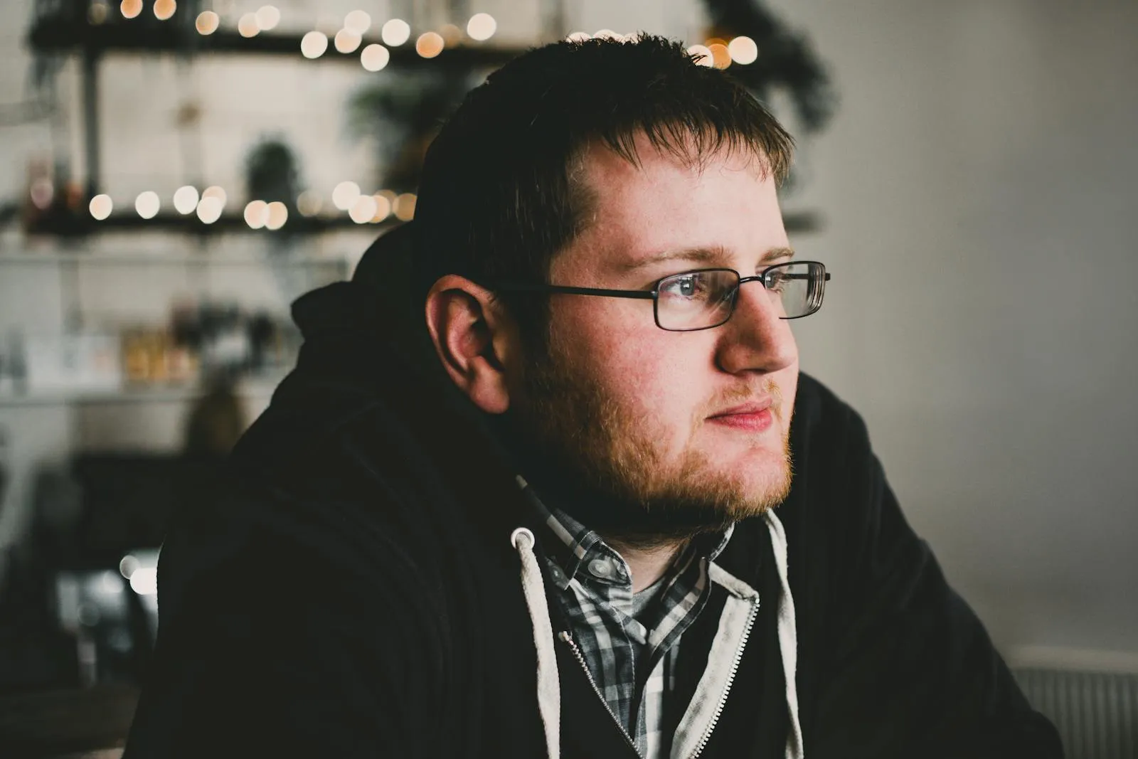 Серия ИИ-портретов одного человека в разных стилях и образах