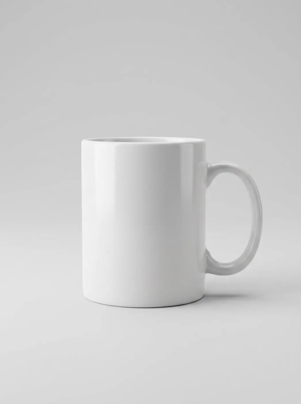 Белая керамическая кружка на светло-сером студийном фоне